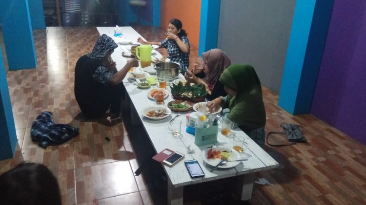 RM Pondok Bambu Samadyo kreatorserangan, 1. Rengkot Buyut Restoran (Steak & Traditional Food), 2. SCJ Sentra Kuliner Jepara, 3. Yam Yam Resto, 4. Maribu Resto, 5. Cipto Roso Restaurant, 6. RM Sari Rasa, 7. Gubug Dhahar Mbak Wien, 8. Djago Reborn, 9. Rumah Makan H. Ismun 6 (Potroyudan), 10. MBS Bistro Cafe, 11. Ikan Bakar Bu Sri, 12. RM Pondok Bambu Samadyo, 13. Ayam Goreng Kremes Pak Pono, 14. BEDJO Welcome Home, 15. PM RESTO AND CAFE, 16. Gudeg Suyek, 17. Warung Makan Khas Karimun, 18. Warung Makan Sate Kerbau Bp. Haji Darno, 19. Warung Makan Sri Jenggot, 20. RM Perahu, 21. Lumintu Resto Jepara, 22. Ikan Bakar Bu Gipah, 23. Depot 57 Bu Puji, 24. Diana’s Bay Restaurant, 25. Mie Bandung Matahari, 26. RM Pondok Rasa, 27. Warung Makan Joglo Omah Sambel, 28. La Marina Family Resto