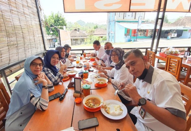 RM Pondok Sulawesi, 1. SFA Steak &amp; Resto Karanganyar, 2. Telaga Rindu Resto Karanganyar, 3. Hick Gaul Pak Mul, 4. Warung Lesehan Mbak Dwi, 5. Soto Karang (Kuliner Khas Karanganyar), 6. Rumah Makan Bu Medi, 7. RM Pondok Sulawesi, 8. GREEN RESTO, 9. Waroeng Spesial Sambal SS Karanganyar, 10. Omah Sendang IBC, 11. Warung Idjo Karanganyar, 12. Solo Steak Karanganyar ” 3 “, 13. Rumah Makan Dayak, 14. Ayam Panggang Dian Rahma Karanganyar, 15. Waroeng Makan Idjo 2, 16. ABG Bumes Karanganyar, 17. RM. TIMLO BU AGUNG KARANGANYAR, 18. RM Bambu Sumilir, 19. Bakso Bonjot Mas Larso, 20. de Goedang Resto &amp; Coffee, 21. Gerdu Resto Steak, 22. Sate Kambing Sumber “Pak Mul” Palur Karanganyar, 23. Ayam Ayam Resto, 24. Sego Iwak – Prasmanan (Pok We), 25. Sate Kambing Pak Pur, 26. Bakso Alex, 27. Rumah Makan Ayam Bakar Mbak PIPI, 28. Ayam Goreng Kampung Mbah Karto Tembel 3