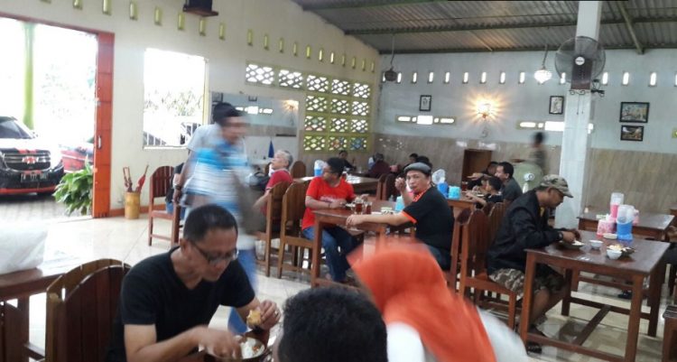RM Tiga Putri Djunaedi Kristanto, 1. Ken Dedes Resto Pemancingan, 2. Aldila Resto, 3. Rumah Makan & Pancingan Kampoeng Rasa, 4. Tina Rumah Makan, 5. Warung Makan Bu. Puji, 6. Ayam Sako, 7. Rumah Makan Sari Nikmat, 8. RM Bu Sabar, 9. Omah Gedhi Steak & Penyet, 10. Sate Balibu Kendal, 11. Warung Makan Farchat, 12. Warung Makan Lamongan H. Cak Anwar, 13. RM BU Hj. SUBAGIYO, 14. Pondok SEMILIR Baru Special Ayam Goreng Kremes, 15. Warung Makan Prasmanan, 16. RM Salsabil, 17. Waroeng Pangestu, 18. Bu Lumintu Resto, 19. RM Ayam Goreng Bu Fatimah Sambel Kronyos, 20. Ayam Bakar Kopyor & seafood, 21. Gurami Bakar Pak Roni, 22. Lembah Lamerding, 23. Rumah Makan 99 Boja, 24. RM Tiga Putri, 25. TJOKRO EXPRESS, 26. Rumah Makan Budidaya, 27. Nasi Goreng Batas Kota Mak Sam, 28. Mak Nyuuuss Pondok Makan Tradisional, 29. Rumah Makan Kurnia Jawa Timur, 30. Rumah Makan Sari Rasa Weleri Kendal, 31. Warung Lesehan Sekopek Asri