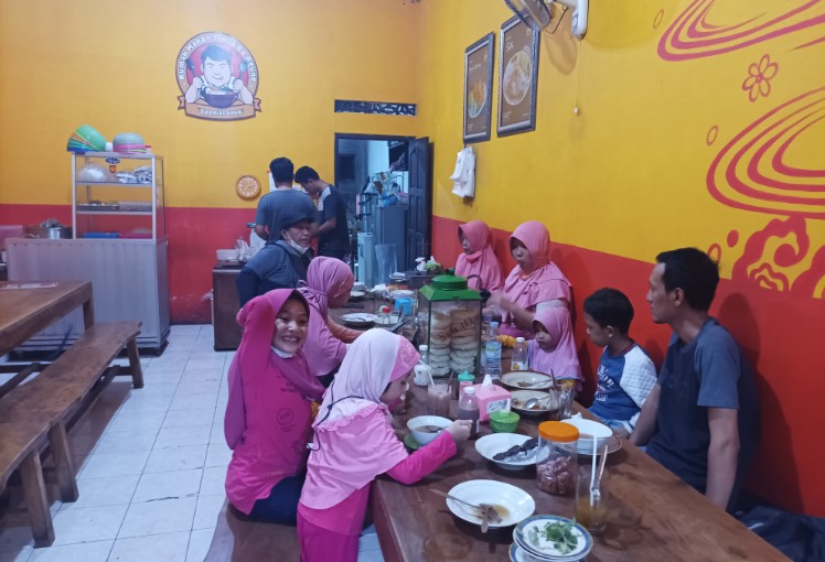 RM. TIMLO BU AGUNG KARANGANYAR Wisnu Adi, 1. SFA Steak &amp; Resto Karanganyar, 2. Telaga Rindu Resto Karanganyar, 3. Hick Gaul Pak Mul, 4. Warung Lesehan Mbak Dwi, 5. Soto Karang (Kuliner Khas Karanganyar), 6. Rumah Makan Bu Medi, 7. RM Pondok Sulawesi, 8. GREEN RESTO, 9. Waroeng Spesial Sambal SS Karanganyar, 10. Omah Sendang IBC, 11. Warung Idjo Karanganyar, 12. Solo Steak Karanganyar ” 3 “, 13. Rumah Makan Dayak, 14. Ayam Panggang Dian Rahma Karanganyar, 15. Waroeng Makan Idjo 2, 16. ABG Bumes Karanganyar, 17. RM. TIMLO BU AGUNG KARANGANYAR, 18. RM Bambu Sumilir, 19. Bakso Bonjot Mas Larso, 20. de Goedang Resto &amp; Coffee, 21. Gerdu Resto Steak, 22. Sate Kambing Sumber “Pak Mul” Palur Karanganyar, 23. Ayam Ayam Resto, 24. Sego Iwak – Prasmanan (Pok We), 25. Sate Kambing Pak Pur, 26. Bakso Alex, 27. Rumah Makan Ayam Bakar Mbak PIPI, 28. Ayam Goreng Kampung Mbah Karto Tembel 3