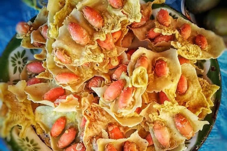 Rempeyek Yutuk Pikiran Rakyat, 1. Keripik Tempe, 2. Lanting, 3. Templeng, 4. Rempeyek Yutuk, 5. Brekecek, 6. Keripik Sukun, 7. Lepet Ketan, 8. Kerupuk Ikan Tenggiri, 9. Abon Ikan Tuna, 10. Gembus, 11. Sale Pisang, 12. Kerajinan Cangkang Kerang, 13. Tahu Masak khas Cilacap, 14. Cetil dan Cenil khas Cilacap, 15. Karedok Khas Cilacap