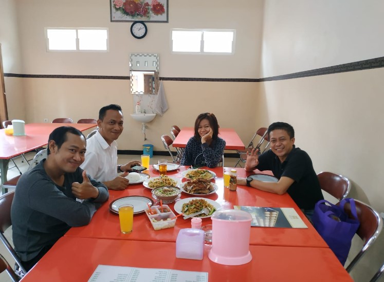 Restoran Panca Warna three wahyu, 1. Momong Resto, 2. Malindo Corner, 3. Malindo Café & Resto, 4. Samra Pawon, 5. Angkringan Mukti Kebumen, 6. Warung Bakso Mirasa Pak Urip, 7. Warung Makan Sop Mbak Ari, 8. Sate Ambal Pak Tino, 9. Waroenk Ramen Kebumen, 10. Gemintang Cafe n Resto, 11. Rindu Alam Masakan Padang, 12. Madang Resto, 13. Bakso Aan, 14. Ayam Bakar Kraton, 15. Lesehan Warung Bamboe Kebumen, 16. Teratai Blambangan Atmosphere, 17. Resto Lesehan GENDUT TAMAN, 18. Rosya Restaurant, 19. Beranda Eatery, 20. Warung Sate Ayam Ambal Pak Alip, 21. Bebek & Ayam Sari Rasa, 22. Nasi Penggel Pak Darsono Cabang Gunungsari, 23. Rumah Makan Dahayu, 24. Ayam Geprek Masbro Pas Banget, 25. Malindo Seafood, 26. Sambal Gami Resto, 27. Restoran Panca Warna