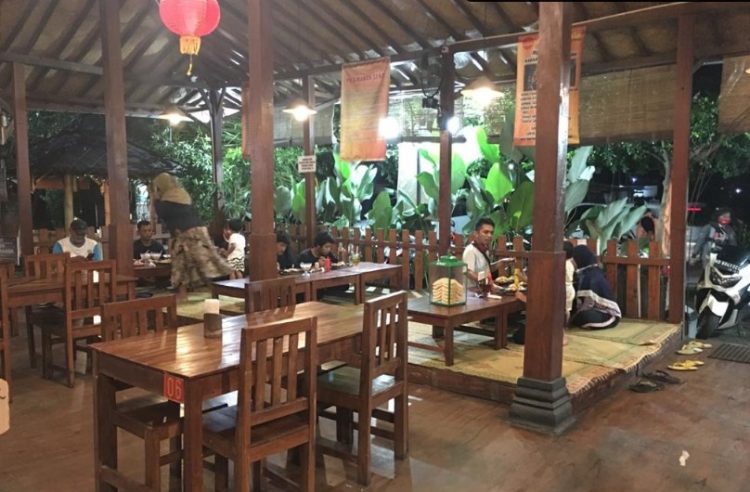 Restoran Sawah Simbah, 1. RM Bu Sum Klaten, 2. Papringan Resto &amp; Cafe, 3. Warung Makan Bu Hj. Salamah, 4. Warung Makan kuliner Klaten Mbah Darmo, 5. KAMPUNG KULINER KLATEN, 6. Soto Segeer Mbok Giyem, 7. New Merapi Resto, 8. RM Joglo, 9. Kakung Sableng, 10. Warung Nasi Tumpang Lethok Mbak Riyanti, 11. Waroeng SS Klaten, 12. Omah Wedang Rajaku (Empon-empon), 13. Bebek Goreng Pak Tohir, 14. Ayam Bakar P. Widodo, 15. Star Steak Bramen Klaten, 16. Pawon Simbok Klaten, 17. RM Bu Mayar Cawas Bypass Klaten, 18. Rumah Makan Padang Murah, 19. Omah Eyang Resto, 20. Warung Soto Mbah Darmo, 21. Restoran Sawah Simbah, 22. Dapoer Simbah Pandawa, 23. RM &amp; Pemancingan Ilham 02, 24. Ayam Panggang Ny. Anggriani, 25. Wedang Kopi Prambanan, 26. Omah Ndeso, 27. Banyoe Oeriep Resto, 28. Ayam Penyet Suroboyo, 29. Warung Makan Miroso