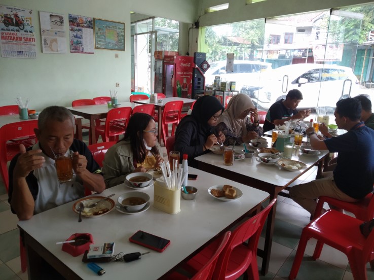 Rosya Restaurant Pawit Indra Permana, 1. Momong Resto, 2. Malindo Corner, 3. Malindo Café & Resto, 4. Samra Pawon, 5. Angkringan Mukti Kebumen, 6. Warung Bakso Mirasa Pak Urip, 7. Warung Makan Sop Mbak Ari, 8. Sate Ambal Pak Tino, 9. Waroenk Ramen Kebumen, 10. Gemintang Cafe n Resto, 11. Rindu Alam Masakan Padang, 12. Madang Resto, 13. Bakso Aan, 14. Ayam Bakar Kraton, 15. Lesehan Warung Bamboe Kebumen, 16. Teratai Blambangan Atmosphere, 17. Resto Lesehan GENDUT TAMAN, 18. Rosya Restaurant, 19. Beranda Eatery, 20. Warung Sate Ayam Ambal Pak Alip, 21. Bebek & Ayam Sari Rasa, 22. Nasi Penggel Pak Darsono Cabang Gunungsari, 23. Rumah Makan Dahayu, 24. Ayam Geprek Masbro Pas Banget, 25. Malindo Seafood, 26. Sambal Gami Resto, 27. Restoran Panca Warna