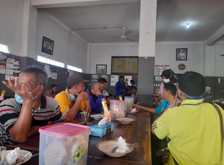 Rumah Makan Bu Medi joko haryanto, 1. SFA Steak &amp; Resto Karanganyar, 2. Telaga Rindu Resto Karanganyar, 3. Hick Gaul Pak Mul, 4. Warung Lesehan Mbak Dwi, 5. Soto Karang (Kuliner Khas Karanganyar), 6. Rumah Makan Bu Medi, 7. RM Pondok Sulawesi, 8. GREEN RESTO, 9. Waroeng Spesial Sambal SS Karanganyar, 10. Omah Sendang IBC, 11. Warung Idjo Karanganyar, 12. Solo Steak Karanganyar ” 3 “, 13. Rumah Makan Dayak, 14. Ayam Panggang Dian Rahma Karanganyar, 15. Waroeng Makan Idjo 2, 16. ABG Bumes Karanganyar, 17. RM. TIMLO BU AGUNG KARANGANYAR, 18. RM Bambu Sumilir, 19. Bakso Bonjot Mas Larso, 20. de Goedang Resto &amp; Coffee, 21. Gerdu Resto Steak, 22. Sate Kambing Sumber “Pak Mul” Palur Karanganyar, 23. Ayam Ayam Resto, 24. Sego Iwak – Prasmanan (Pok We), 25. Sate Kambing Pak Pur, 26. Bakso Alex, 27. Rumah Makan Ayam Bakar Mbak PIPI, 28. Ayam Goreng Kampung Mbah Karto Tembel 3