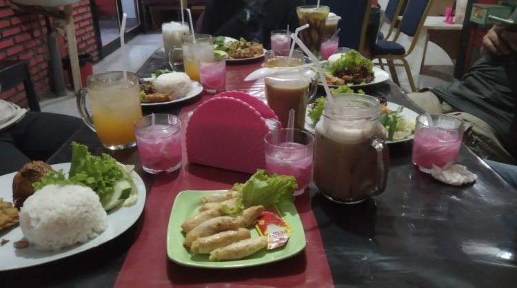 Rumah Makan Dahayu Jalu Aja, 1. Momong Resto, 2. Malindo Corner, 3. Malindo Café & Resto, 4. Samra Pawon, 5. Angkringan Mukti Kebumen, 6. Warung Bakso Mirasa Pak Urip, 7. Warung Makan Sop Mbak Ari, 8. Sate Ambal Pak Tino, 9. Waroenk Ramen Kebumen, 10. Gemintang Cafe n Resto, 11. Rindu Alam Masakan Padang, 12. Madang Resto, 13. Bakso Aan, 14. Ayam Bakar Kraton, 15. Lesehan Warung Bamboe Kebumen, 16. Teratai Blambangan Atmosphere, 17. Resto Lesehan GENDUT TAMAN, 18. Rosya Restaurant, 19. Beranda Eatery, 20. Warung Sate Ayam Ambal Pak Alip, 21. Bebek & Ayam Sari Rasa, 22. Nasi Penggel Pak Darsono Cabang Gunungsari, 23. Rumah Makan Dahayu, 24. Ayam Geprek Masbro Pas Banget, 25. Malindo Seafood, 26. Sambal Gami Resto, 27. Restoran Panca Warna