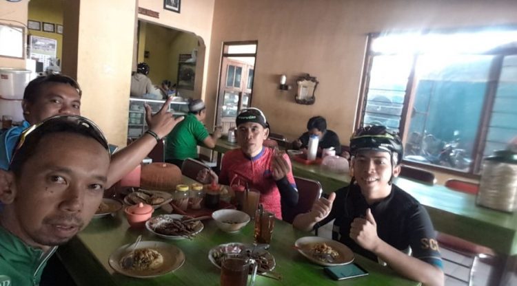 Rumah Makan Dayak Nugroho Ari, 1. SFA Steak &amp; Resto Karanganyar, 2. Telaga Rindu Resto Karanganyar, 3. Hick Gaul Pak Mul, 4. Warung Lesehan Mbak Dwi, 5. Soto Karang (Kuliner Khas Karanganyar), 6. Rumah Makan Bu Medi, 7. RM Pondok Sulawesi, 8. GREEN RESTO, 9. Waroeng Spesial Sambal SS Karanganyar, 10. Omah Sendang IBC, 11. Warung Idjo Karanganyar, 12. Solo Steak Karanganyar ” 3 “, 13. Rumah Makan Dayak, 14. Ayam Panggang Dian Rahma Karanganyar, 15. Waroeng Makan Idjo 2, 16. ABG Bumes Karanganyar, 17. RM. TIMLO BU AGUNG KARANGANYAR, 18. RM Bambu Sumilir, 19. Bakso Bonjot Mas Larso, 20. de Goedang Resto &amp; Coffee, 21. Gerdu Resto Steak, 22. Sate Kambing Sumber “Pak Mul” Palur Karanganyar, 23. Ayam Ayam Resto, 24. Sego Iwak – Prasmanan (Pok We), 25. Sate Kambing Pak Pur, 26. Bakso Alex, 27. Rumah Makan Ayam Bakar Mbak PIPI, 28. Ayam Goreng Kampung Mbah Karto Tembel 3