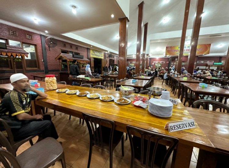 Rumah Makan Kurnia Jawa Timur Muhammad Nurul Ni'am, 1. Ken Dedes Resto Pemancingan, 2. Aldila Resto, 3. Rumah Makan & Pancingan Kampoeng Rasa, 4. Tina Rumah Makan, 5. Warung Makan Bu. Puji, 6. Ayam Sako, 7. Rumah Makan Sari Nikmat, 8. RM Bu Sabar, 9. Omah Gedhi Steak & Penyet, 10. Sate Balibu Kendal, 11. Warung Makan Farchat, 12. Warung Makan Lamongan H. Cak Anwar, 13. RM BU Hj. SUBAGIYO, 14. Pondok SEMILIR Baru Special Ayam Goreng Kremes, 15. Warung Makan Prasmanan, 16. RM Salsabil, 17. Waroeng Pangestu, 18. Bu Lumintu Resto, 19. RM Ayam Goreng Bu Fatimah Sambel Kronyos, 20. Ayam Bakar Kopyor & seafood, 21. Gurami Bakar Pak Roni, 22. Lembah Lamerding, 23. Rumah Makan 99 Boja, 24. RM Tiga Putri, 25. TJOKRO EXPRESS, 26. Rumah Makan Budidaya, 27. Nasi Goreng Batas Kota Mak Sam, 28. Mak Nyuuuss Pondok Makan Tradisional, 29. Rumah Makan Kurnia Jawa Timur, 30. Rumah Makan Sari Rasa Weleri Kendal, 31. Warung Lesehan Sekopek Asri