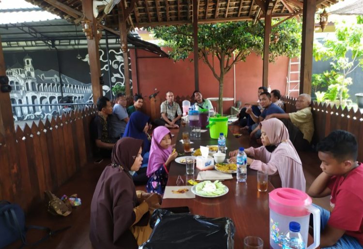 Rumah Makan & Pancingan Kampoeng Rasa B R one, 1. Ken Dedes Resto Pemancingan, 2. Aldila Resto, 3. Rumah Makan & Pancingan Kampoeng Rasa, 4. Tina Rumah Makan, 5. Warung Makan Bu. Puji, 6. Ayam Sako, 7. Rumah Makan Sari Nikmat, 8. RM Bu Sabar, 9. Omah Gedhi Steak & Penyet, 10. Sate Balibu Kendal, 11. Warung Makan Farchat, 12. Warung Makan Lamongan H. Cak Anwar, 13. RM BU Hj. SUBAGIYO, 14. Pondok SEMILIR Baru Special Ayam Goreng Kremes, 15. Warung Makan Prasmanan, 16. RM Salsabil, 17. Waroeng Pangestu, 18. Bu Lumintu Resto, 19. RM Ayam Goreng Bu Fatimah Sambel Kronyos, 20. Ayam Bakar Kopyor & seafood, 21. Gurami Bakar Pak Roni, 22. Lembah Lamerding, 23. Rumah Makan 99 Boja, 24. RM Tiga Putri, 25. TJOKRO EXPRESS, 26. Rumah Makan Budidaya, 27. Nasi Goreng Batas Kota Mak Sam, 28. Mak Nyuuuss Pondok Makan Tradisional, 29. Rumah Makan Kurnia Jawa Timur, 30. Rumah Makan Sari Rasa Weleri Kendal, 31. Warung Lesehan Sekopek Asri