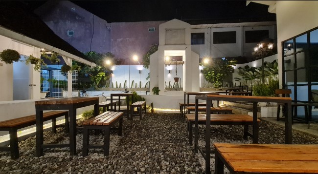 Rumah Putih Coffee House Risma Karlina, 1. Republik Dendy Cafe, 2. The Dome’s Cafe & Resto, 3. Refresho Kedai Kopi Kepatihan, 4. M.O.B Dine & Brew, 5. Foresthree Coffee Tulungagung, 6. Dulur kopi, 7. D’Java Coffee House, 8. House of Loods , 9. Rumah Putih Coffee House, 10. Hakui Stasiun, 11. BALE NYAWIDJI, 12. Blessing Cafe, 13. Sultan Cafe & Resto , 14. Secret Garden , 15. Waroeng Bima , 16. Cafe 27 , 17. PS Coffee & Kitchen, 18. The Echo’es Coffee & Eatery, 19. Halte Cafe, 20. Kedai Kosim, 21. Roemah Balle Coffee (Tutup Sementara), 22. Angkringan Tuan Muda, 23. New HideOut Coffee and Eatery, 24. Angelo Gelato , 25. Vanilla Cafe & Sushi , 26. Cafe & Resto Cerita Kita, 27. Kono Coffee , 28. Premio Cafe & Bakery (Tutup)
