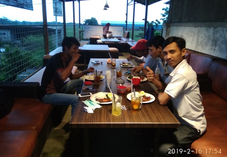Rumah makan Ayam Bakar mb.PIPI Arif Wicaksono, 1. SFA Steak &amp; Resto Karanganyar, 2. Telaga Rindu Resto Karanganyar, 3. Hick Gaul Pak Mul, 4. Warung Lesehan Mbak Dwi, 5. Soto Karang (Kuliner Khas Karanganyar), 6. Rumah Makan Bu Medi, 7. RM Pondok Sulawesi, 8. GREEN RESTO, 9. Waroeng Spesial Sambal SS Karanganyar, 10. Omah Sendang IBC, 11. Warung Idjo Karanganyar, 12. Solo Steak Karanganyar ” 3 “, 13. Rumah Makan Dayak, 14. Ayam Panggang Dian Rahma Karanganyar, 15. Waroeng Makan Idjo 2, 16. ABG Bumes Karanganyar, 17. RM. TIMLO BU AGUNG KARANGANYAR, 18. RM Bambu Sumilir, 19. Bakso Bonjot Mas Larso, 20. de Goedang Resto &amp; Coffee, 21. Gerdu Resto Steak, 22. Sate Kambing Sumber “Pak Mul” Palur Karanganyar, 23. Ayam Ayam Resto, 24. Sego Iwak – Prasmanan (Pok We), 25. Sate Kambing Pak Pur, 26. Bakso Alex, 27. Rumah Makan Ayam Bakar Mbak PIPI, 28. Ayam Goreng Kampung Mbah Karto Tembel 3