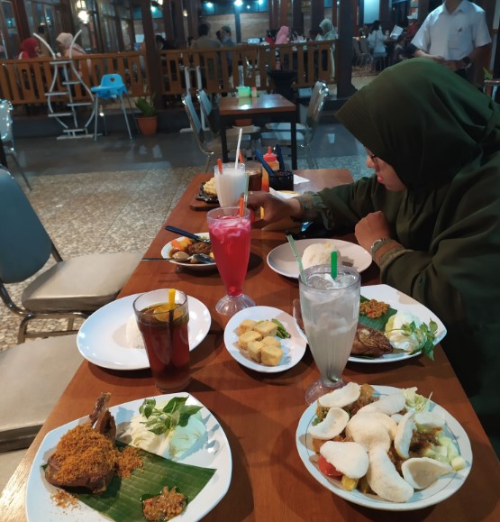 SFA Steak &amp; Resto Karanganyar, 1. SFA Steak &amp; Resto Karanganyar, 2. Telaga Rindu Resto Karanganyar, 3. Hick Gaul Pak Mul, 4. Warung Lesehan Mbak Dwi, 5. Soto Karang (Kuliner Khas Karanganyar), 6. Rumah Makan Bu Medi, 7. RM Pondok Sulawesi, 8. GREEN RESTO, 9. Waroeng Spesial Sambal SS Karanganyar, 10. Omah Sendang IBC, 11. Warung Idjo Karanganyar, 12. Solo Steak Karanganyar ” 3 “, 13. Rumah Makan Dayak, 14. Ayam Panggang Dian Rahma Karanganyar, 15. Waroeng Makan Idjo 2, 16. ABG Bumes Karanganyar, 17. RM. TIMLO BU AGUNG KARANGANYAR, 18. RM Bambu Sumilir, 19. Bakso Bonjot Mas Larso, 20. de Goedang Resto &amp; Coffee, 21. Gerdu Resto Steak, 22. Sate Kambing Sumber “Pak Mul” Palur Karanganyar, 23. Ayam Ayam Resto, 24. Sego Iwak – Prasmanan (Pok We), 25. Sate Kambing Pak Pur, 26. Bakso Alex, 27. Rumah Makan Ayam Bakar Mbak PIPI, 28. Ayam Goreng Kampung Mbah Karto Tembel 3