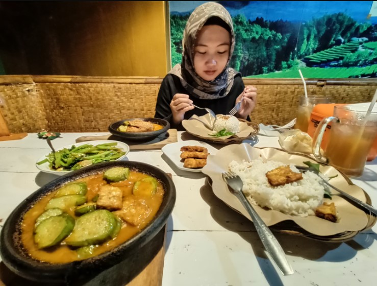 Sambal Gami Resto Fa Toni, 1. Momong Resto, 2. Malindo Corner, 3. Malindo Café & Resto, 4. Samra Pawon, 5. Angkringan Mukti Kebumen, 6. Warung Bakso Mirasa Pak Urip, 7. Warung Makan Sop Mbak Ari, 8. Sate Ambal Pak Tino, 9. Waroenk Ramen Kebumen, 10. Gemintang Cafe n Resto, 11. Rindu Alam Masakan Padang, 12. Madang Resto, 13. Bakso Aan, 14. Ayam Bakar Kraton, 15. Lesehan Warung Bamboe Kebumen, 16. Teratai Blambangan Atmosphere, 17. Resto Lesehan GENDUT TAMAN, 18. Rosya Restaurant, 19. Beranda Eatery, 20. Warung Sate Ayam Ambal Pak Alip, 21. Bebek & Ayam Sari Rasa, 22. Nasi Penggel Pak Darsono Cabang Gunungsari, 23. Rumah Makan Dahayu, 24. Ayam Geprek Masbro Pas Banget, 25. Malindo Seafood, 26. Sambal Gami Resto, 27. Restoran Panca Warna