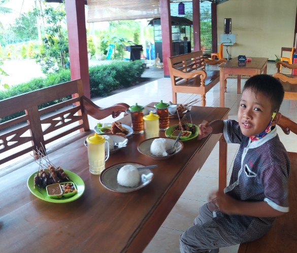 Sate Ambal Pak Tino Heru widyanto, 1. Momong Resto, 2. Malindo Corner, 3. Malindo Café & Resto, 4. Samra Pawon, 5. Angkringan Mukti Kebumen, 6. Warung Bakso Mirasa Pak Urip, 7. Warung Makan Sop Mbak Ari, 8. Sate Ambal Pak Tino, 9. Waroenk Ramen Kebumen, 10. Gemintang Cafe n Resto, 11. Rindu Alam Masakan Padang, 12. Madang Resto, 13. Bakso Aan, 14. Ayam Bakar Kraton, 15. Lesehan Warung Bamboe Kebumen, 16. Teratai Blambangan Atmosphere, 17. Resto Lesehan GENDUT TAMAN, 18. Rosya Restaurant, 19. Beranda Eatery, 20. Warung Sate Ayam Ambal Pak Alip, 21. Bebek & Ayam Sari Rasa, 22. Nasi Penggel Pak Darsono Cabang Gunungsari, 23. Rumah Makan Dahayu, 24. Ayam Geprek Masbro Pas Banget, 25. Malindo Seafood, 26. Sambal Gami Resto, 27. Restoran Panca Warna