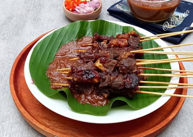 Sate Bumbon Kendal via Cookpad, 1. Getuk Goreng Kendal, 2. Kerupuk Tayamum Kendal, 3. Sate Bumbon, 4. Kerupuk Rambak, 5. Keripik Buah, 6. Sumpil Khas Kendal, 7. Payung Kertas, 8. Pecel Kembang Turi, 9. Bandeng Tanpa Duri, 10. Kerupuk Petis, 11. Emping Bandeng, 12. Batik Kendal, 13. Gerabah, 14. Kaos khas Kendal, 15. Terasi Udang Rebon, 16. Kerupuk Bawang, 17. Telur Mimi