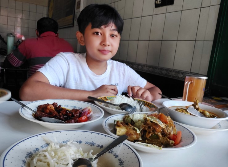 Sate Kambing Sumber Pak Mul Palur Karanganyar, 1. SFA Steak &amp; Resto Karanganyar, 2. Telaga Rindu Resto Karanganyar, 3. Hick Gaul Pak Mul, 4. Warung Lesehan Mbak Dwi, 5. Soto Karang (Kuliner Khas Karanganyar), 6. Rumah Makan Bu Medi, 7. RM Pondok Sulawesi, 8. GREEN RESTO, 9. Waroeng Spesial Sambal SS Karanganyar, 10. Omah Sendang IBC, 11. Warung Idjo Karanganyar, 12. Solo Steak Karanganyar ” 3 “, 13. Rumah Makan Dayak, 14. Ayam Panggang Dian Rahma Karanganyar, 15. Waroeng Makan Idjo 2, 16. ABG Bumes Karanganyar, 17. RM. TIMLO BU AGUNG KARANGANYAR, 18. RM Bambu Sumilir, 19. Bakso Bonjot Mas Larso, 20. de Goedang Resto &amp; Coffee, 21. Gerdu Resto Steak, 22. Sate Kambing Sumber “Pak Mul” Palur Karanganyar, 23. Ayam Ayam Resto, 24. Sego Iwak – Prasmanan (Pok We), 25. Sate Kambing Pak Pur, 26. Bakso Alex, 27. Rumah Makan Ayam Bakar Mbak PIPI, 28. Ayam Goreng Kampung Mbah Karto Tembel 3