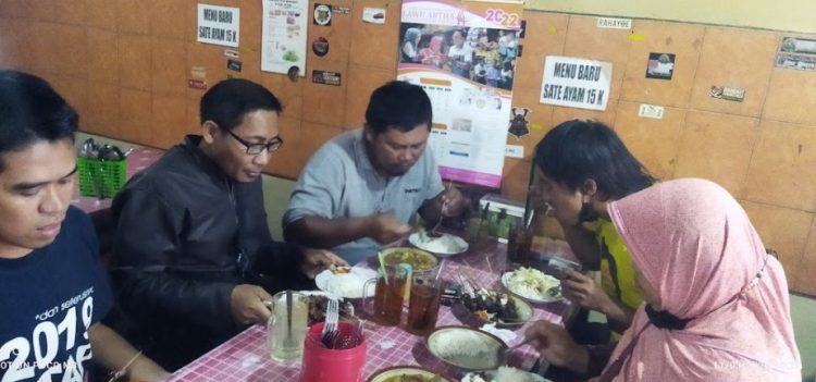 Sate Kambing Pak Pur Herning Agung Purwanto, 1. SFA Steak &amp; Resto Karanganyar, 2. Telaga Rindu Resto Karanganyar, 3. Hick Gaul Pak Mul, 4. Warung Lesehan Mbak Dwi, 5. Soto Karang (Kuliner Khas Karanganyar), 6. Rumah Makan Bu Medi, 7. RM Pondok Sulawesi, 8. GREEN RESTO, 9. Waroeng Spesial Sambal SS Karanganyar, 10. Omah Sendang IBC, 11. Warung Idjo Karanganyar, 12. Solo Steak Karanganyar ” 3 “, 13. Rumah Makan Dayak, 14. Ayam Panggang Dian Rahma Karanganyar, 15. Waroeng Makan Idjo 2, 16. ABG Bumes Karanganyar, 17. RM. TIMLO BU AGUNG KARANGANYAR, 18. RM Bambu Sumilir, 19. Bakso Bonjot Mas Larso, 20. de Goedang Resto &amp; Coffee, 21. Gerdu Resto Steak, 22. Sate Kambing Sumber “Pak Mul” Palur Karanganyar, 23. Ayam Ayam Resto, 24. Sego Iwak – Prasmanan (Pok We), 25. Sate Kambing Pak Pur, 26. Bakso Alex, 27. Rumah Makan Ayam Bakar Mbak PIPI, 28. Ayam Goreng Kampung Mbah Karto Tembel 3