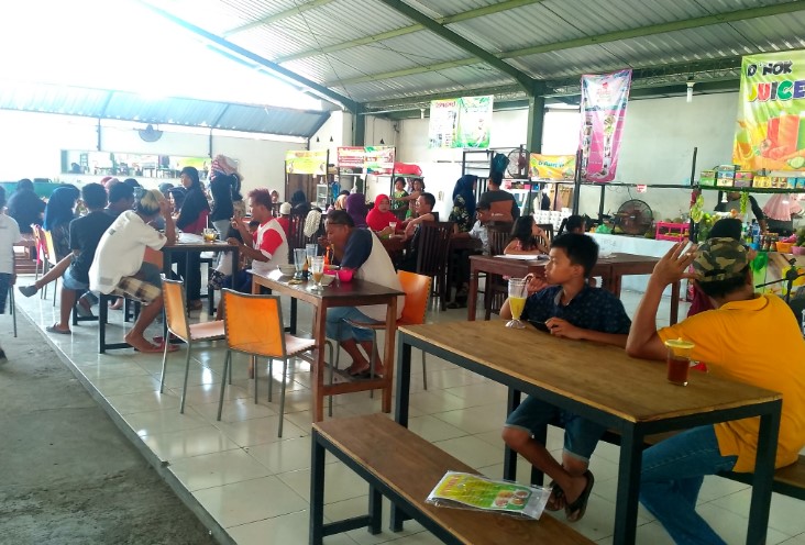 Sego Iwak - Prasmanan (Pok We) Sahied Minion, 1. SFA Steak &amp; Resto Karanganyar, 2. Telaga Rindu Resto Karanganyar, 3. Hick Gaul Pak Mul, 4. Warung Lesehan Mbak Dwi, 5. Soto Karang (Kuliner Khas Karanganyar), 6. Rumah Makan Bu Medi, 7. RM Pondok Sulawesi, 8. GREEN RESTO, 9. Waroeng Spesial Sambal SS Karanganyar, 10. Omah Sendang IBC, 11. Warung Idjo Karanganyar, 12. Solo Steak Karanganyar ” 3 “, 13. Rumah Makan Dayak, 14. Ayam Panggang Dian Rahma Karanganyar, 15. Waroeng Makan Idjo 2, 16. ABG Bumes Karanganyar, 17. RM. TIMLO BU AGUNG KARANGANYAR, 18. RM Bambu Sumilir, 19. Bakso Bonjot Mas Larso, 20. de Goedang Resto &amp; Coffee, 21. Gerdu Resto Steak, 22. Sate Kambing Sumber “Pak Mul” Palur Karanganyar, 23. Ayam Ayam Resto, 24. Sego Iwak – Prasmanan (Pok We), 25. Sate Kambing Pak Pur, 26. Bakso Alex, 27. Rumah Makan Ayam Bakar Mbak PIPI, 28. Ayam Goreng Kampung Mbah Karto Tembel 3
