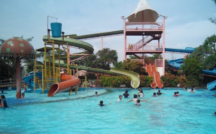 Sekartama Waterland, 1. Kolam Renang Boja, 2. Kolam Renang Temon, 3. Kolam Renang Watersix Weleri, 4. Kolam Siblon Susuh Umbul, 5. KOLAM RENANG PROSOTAN PLANTARAN, 6. Kolam Renang PG Cepiring, 7. Kolam renang Tirta Nusantara, 8. TIRTA TEGOREJO, 9. Kolam Renang Sukomulyo, 10. Kolam renang Tirto arum, 11. Sekartama Waterland, 12. Omah’e Opa Waterpark, 13. Kolam Renang Puri Delta Asri 6, 14. Kolam Renang WaterLife, 15. Kolam Renang Sakuntala