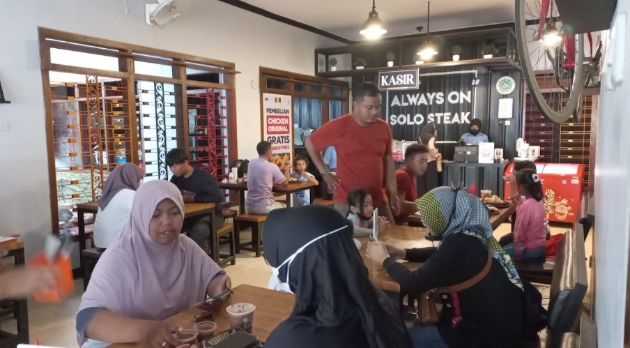 Solo Steak Karanganyar Beta Muryani, 1. SFA Steak &amp; Resto Karanganyar, 2. Telaga Rindu Resto Karanganyar, 3. Hick Gaul Pak Mul, 4. Warung Lesehan Mbak Dwi, 5. Soto Karang (Kuliner Khas Karanganyar), 6. Rumah Makan Bu Medi, 7. RM Pondok Sulawesi, 8. GREEN RESTO, 9. Waroeng Spesial Sambal SS Karanganyar, 10. Omah Sendang IBC, 11. Warung Idjo Karanganyar, 12. Solo Steak Karanganyar ” 3 “, 13. Rumah Makan Dayak, 14. Ayam Panggang Dian Rahma Karanganyar, 15. Waroeng Makan Idjo 2, 16. ABG Bumes Karanganyar, 17. RM. TIMLO BU AGUNG KARANGANYAR, 18. RM Bambu Sumilir, 19. Bakso Bonjot Mas Larso, 20. de Goedang Resto &amp; Coffee, 21. Gerdu Resto Steak, 22. Sate Kambing Sumber “Pak Mul” Palur Karanganyar, 23. Ayam Ayam Resto, 24. Sego Iwak – Prasmanan (Pok We), 25. Sate Kambing Pak Pur, 26. Bakso Alex, 27. Rumah Makan Ayam Bakar Mbak PIPI, 28. Ayam Goreng Kampung Mbah Karto Tembel 3