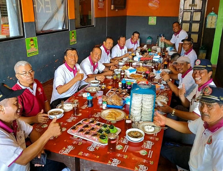 Soto Karang (Kuliner Khas Karanganyar) multi chanel, 1. SFA Steak &amp; Resto Karanganyar, 2. Telaga Rindu Resto Karanganyar, 3. Hick Gaul Pak Mul, 4. Warung Lesehan Mbak Dwi, 5. Soto Karang (Kuliner Khas Karanganyar), 6. Rumah Makan Bu Medi, 7. RM Pondok Sulawesi, 8. GREEN RESTO, 9. Waroeng Spesial Sambal SS Karanganyar, 10. Omah Sendang IBC, 11. Warung Idjo Karanganyar, 12. Solo Steak Karanganyar ” 3 “, 13. Rumah Makan Dayak, 14. Ayam Panggang Dian Rahma Karanganyar, 15. Waroeng Makan Idjo 2, 16. ABG Bumes Karanganyar, 17. RM. TIMLO BU AGUNG KARANGANYAR, 18. RM Bambu Sumilir, 19. Bakso Bonjot Mas Larso, 20. de Goedang Resto &amp; Coffee, 21. Gerdu Resto Steak, 22. Sate Kambing Sumber “Pak Mul” Palur Karanganyar, 23. Ayam Ayam Resto, 24. Sego Iwak – Prasmanan (Pok We), 25. Sate Kambing Pak Pur, 26. Bakso Alex, 27. Rumah Makan Ayam Bakar Mbak PIPI, 28. Ayam Goreng Kampung Mbah Karto Tembel 3