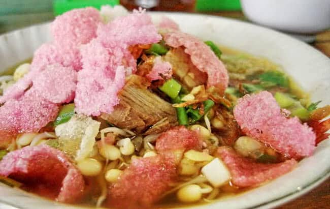 Soto Sokaraja, 1. Getuk Goreng Sokaraja, 2. Jenang Jaket, 3. Nopia, 4. Klanting atau Lanting Bumbu, 5. Soto Sokaraja, 6. Keripik Tempe Banyumas, 7. Kraca, 8. Cimplung, 9. Tomplo atau Templek, 10. Gesret, 11. Kluban, 12. Jalabiya, 13. Intil, 14. Tegean, 15. Mendoan, 16. Cenil, 17. Combro, 18. Kampel, 19. Tempe Bongkrek Goreng, 20. Lupis, 21. Dage, 22. Ciwel, 23. Lembutan, 24. Badeg, 25. Gembus, 26. Buntil, 27. Kerupuk Ampas Tahu, 28. Es Cao, 29. Penjorangan, 30. Es Duren, 31. Keong Kuah Pedas, 32. Dawet Ayu, 33. Tahu Gecot, 34. Kenyol, 35. Kepok Ketan, 36. Kaos Asli Banyumas