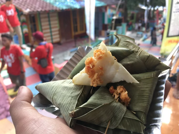 Sumpil Khas Kendal, 1. Getuk Goreng Kendal, 2. Kerupuk Tayamum Kendal, 3. Sate Bumbon, 4. Kerupuk Rambak, 5. Keripik Buah, 6. Sumpil Khas Kendal, 7. Payung Kertas, 8. Pecel Kembang Turi, 9. Bandeng Tanpa Duri, 10. Kerupuk Petis, 11. Emping Bandeng, 12. Batik Kendal, 13. Gerabah, 14. Kaos khas Kendal, 15. Terasi Udang Rebon, 16. Kerupuk Bawang, 17. Telur Mimi