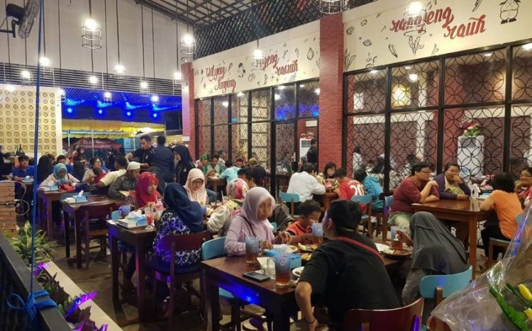 Super Penyet, 1. Soto Kudus Bu Jatmi, 2. Ramboo Chicken, 3. Super Penyet, 4. Waroeng Cafe 27, 5. Obonk Steak & Ribs, 6. Ikki Resto, 7. Soto Kudus Pak Haji Sulichan, 8. Ulam Sari Resto & Pemancingan, 9. Mie Bandung & Es Teler, 10. RM Lombok Idjo, 11. Nasi Opor Sunggingan, 12. Treend Steak Kudus, 13. Sate Kerbau 57, 14. Warung Nasi Uduk Pak Dar, 15. Golden Resto, 16. Warung Makan Sofis Prasmanan, 17. Greens Bakery & Bistro, 18. RM Kenari, 19. TKP Cafe and Resto, 20. Mak Hol Resto (Non Halal), 12. Warung Kudusan, 13. RM Sedap – Spesial Ayam Bakar, 14. Warung Penyet Lesehan “Mbak Lies”, 15. Garuda Restaurant, 16. Ikan Bakar Pak Untung dan Penyetan, 17. Lentog Tanjung Kudus, 28. Soto Kudus Ramidjan, 30. Warung Makan Dunak Iwak Pitik, 31. Sate Kebo Menara