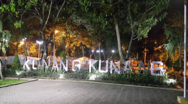 Taman Kunang Kunang OWEN SIRAPANJI, 1. Alun – Alun Surabaya, 2. G-Walk, 4. Patung Sura dan Baya, 5. Pasar Malam Kodam Brawijaya, 6. Taman Pelangi, 7. Jembatan Suramadu, 8. Surabaya North Quay, 9. Food Festival Pakuwon City, 10. Patung Suro Boyo Skate &amp; BMX Park, 11. Taman Apsari, 12. Taman Bungkul, 13. Monumen Bambu Runcing, 14. Taman Prestasi Surabaya, 15. House of Sampoerna (Tutup Sementara), 16. Danau Angsa Pakuwon City, 17. Taman Kunang Kunang, 18. Kota Tua Surabaya, 19. Taman Mundu – Taman 10 Nopember, 20. Wisata Perahu Kalimas, 21. Taman Mayangkara, 22. Taman Surya, 23. Kya Kya Surabaya, 24. Taman Persahabatan Korea, 25. Taman Hiburan Rakyat, 26. Taman AIS Nasution Surabaya, 27. Suroboyo Carnival Park (Tutup), 28. Taman Sejarah, 29. Pagoda Tian Ti, 30. Taman Lanjut Usia