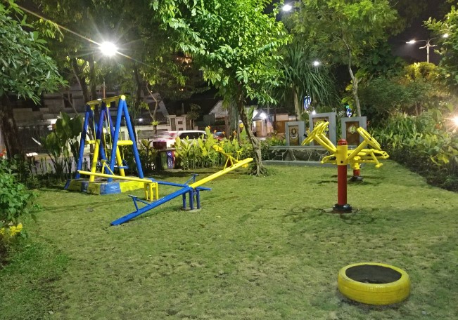 Taman Lanjut Usia Ahmad Munawar (Munawar), 1. Alun – Alun Surabaya, 2. G-Walk, 4. Patung Sura dan Baya, 5. Pasar Malam Kodam Brawijaya, 6. Taman Pelangi, 7. Jembatan Suramadu, 8. Surabaya North Quay, 9. Food Festival Pakuwon City, 10. Patung Suro Boyo Skate &amp; BMX Park, 11. Taman Apsari, 12. Taman Bungkul, 13. Monumen Bambu Runcing, 14. Taman Prestasi Surabaya, 15. House of Sampoerna (Tutup Sementara), 16. Danau Angsa Pakuwon City, 17. Taman Kunang Kunang, 18. Kota Tua Surabaya, 19. Taman Mundu – Taman 10 Nopember, 20. Wisata Perahu Kalimas, 21. Taman Mayangkara, 22. Taman Surya, 23. Kya Kya Surabaya, 24. Taman Persahabatan Korea, 25. Taman Hiburan Rakyat, 26. Taman AIS Nasution Surabaya, 27. Suroboyo Carnival Park (Tutup), 28. Taman Sejarah, 29. Pagoda Tian Ti, 30. Taman Lanjut Usia