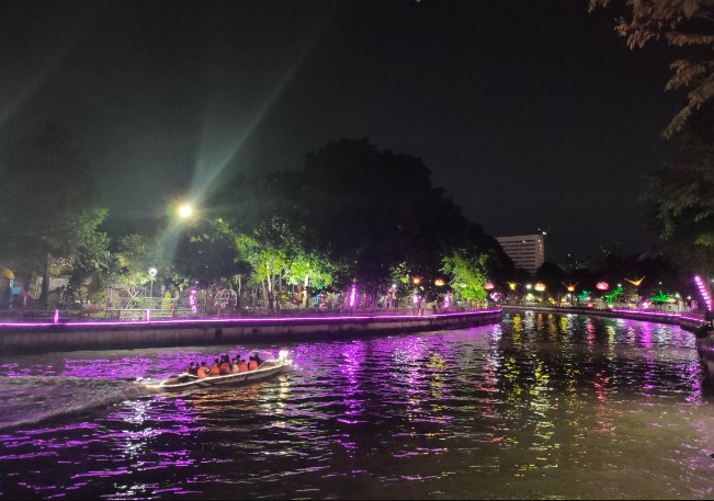 Taman Prestasi Surabaya Koko hartono, 1. Alun – Alun Surabaya, 2. G-Walk, 4. Patung Sura dan Baya, 5. Pasar Malam Kodam Brawijaya, 6. Taman Pelangi, 7. Jembatan Suramadu, 8. Surabaya North Quay, 9. Food Festival Pakuwon City, 10. Patung Suro Boyo Skate &amp; BMX Park, 11. Taman Apsari, 12. Taman Bungkul, 13. Monumen Bambu Runcing, 14. Taman Prestasi Surabaya, 15. House of Sampoerna (Tutup Sementara), 16. Danau Angsa Pakuwon City, 17. Taman Kunang Kunang, 18. Kota Tua Surabaya, 19. Taman Mundu – Taman 10 Nopember, 20. Wisata Perahu Kalimas, 21. Taman Mayangkara, 22. Taman Surya, 23. Kya Kya Surabaya, 24. Taman Persahabatan Korea, 25. Taman Hiburan Rakyat, 26. Taman AIS Nasution Surabaya, 27. Suroboyo Carnival Park (Tutup), 28. Taman Sejarah, 29. Pagoda Tian Ti, 30. Taman Lanjut Usia