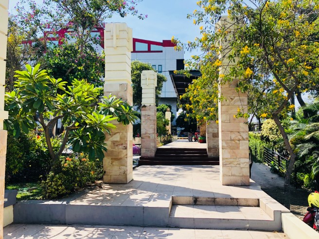 Taman Sejarah Bi Ma, 1. Alun – Alun Surabaya, 2. G-Walk, 4. Patung Sura dan Baya, 5. Pasar Malam Kodam Brawijaya, 6. Taman Pelangi, 7. Jembatan Suramadu, 8. Surabaya North Quay, 9. Food Festival Pakuwon City, 10. Patung Suro Boyo Skate &amp; BMX Park, 11. Taman Apsari, 12. Taman Bungkul, 13. Monumen Bambu Runcing, 14. Taman Prestasi Surabaya, 15. House of Sampoerna (Tutup Sementara), 16. Danau Angsa Pakuwon City, 17. Taman Kunang Kunang, 18. Kota Tua Surabaya, 19. Taman Mundu – Taman 10 Nopember, 20. Wisata Perahu Kalimas, 21. Taman Mayangkara, 22. Taman Surya, 23. Kya Kya Surabaya, 24. Taman Persahabatan Korea, 25. Taman Hiburan Rakyat, 26. Taman AIS Nasution Surabaya, 27. Suroboyo Carnival Park (Tutup), 28. Taman Sejarah, 29. Pagoda Tian Ti, 30. Taman Lanjut Usia
