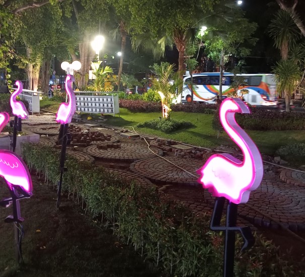 Taman Surya tikno Tikno, 1. Alun – Alun Surabaya, 2. G-Walk, 4. Patung Sura dan Baya, 5. Pasar Malam Kodam Brawijaya, 6. Taman Pelangi, 7. Jembatan Suramadu, 8. Surabaya North Quay, 9. Food Festival Pakuwon City, 10. Patung Suro Boyo Skate &amp; BMX Park, 11. Taman Apsari, 12. Taman Bungkul, 13. Monumen Bambu Runcing, 14. Taman Prestasi Surabaya, 15. House of Sampoerna (Tutup Sementara), 16. Danau Angsa Pakuwon City, 17. Taman Kunang Kunang, 18. Kota Tua Surabaya, 19. Taman Mundu – Taman 10 Nopember, 20. Wisata Perahu Kalimas, 21. Taman Mayangkara, 22. Taman Surya, 23. Kya Kya Surabaya, 24. Taman Persahabatan Korea, 25. Taman Hiburan Rakyat, 26. Taman AIS Nasution Surabaya, 27. Suroboyo Carnival Park (Tutup), 28. Taman Sejarah, 29. Pagoda Tian Ti, 30. Taman Lanjut Usia