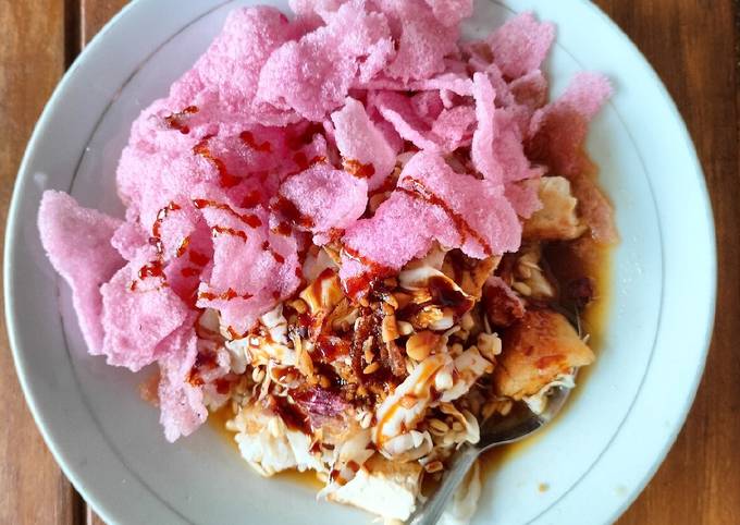 Tahu Masak khas Cilacap via Cookpad, 1. Keripik Tempe, 2. Lanting, 3. Templeng, 4. Rempeyek Yutuk, 5. Brekecek, 6. Keripik Sukun, 7. Lepet Ketan, 8. Kerupuk Ikan Tenggiri, 9. Abon Ikan Tuna, 10. Gembus, 11. Sale Pisang, 12. Kerajinan Cangkang Kerang, 13. Tahu Masak khas Cilacap, 14. Cetil dan Cenil khas Cilacap, 15. Karedok Khas Cilacap