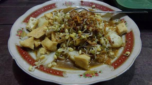 Tahu Gecot via Instagram.com @tanandreass, 1. Getuk Goreng Sokaraja, 2. Jenang Jaket, 3. Nopia, 4. Klanting atau Lanting Bumbu, 5. Soto Sokaraja, 6. Keripik Tempe Banyumas, 7. Kraca, 8. Cimplung, 9. Tomplo atau Templek, 10. Gesret, 11. Kluban, 12. Jalabiya, 13. Intil, 14. Tegean, 15. Mendoan, 16. Cenil, 17. Combro, 18. Kampel, 19. Tempe Bongkrek Goreng, 20. Lupis, 21. Dage, 22. Ciwel, 23. Lembutan, 24. Badeg, 25. Gembus, 26. Buntil, 27. Kerupuk Ampas Tahu, 28. Es Cao, 29. Penjorangan, 30. Es Duren, 31. Keong Kuah Pedas, 32. Dawet Ayu, 33. Tahu Gecot, 34. Kenyol, 35. Kepok Ketan, 36. Kaos Asli Banyumas