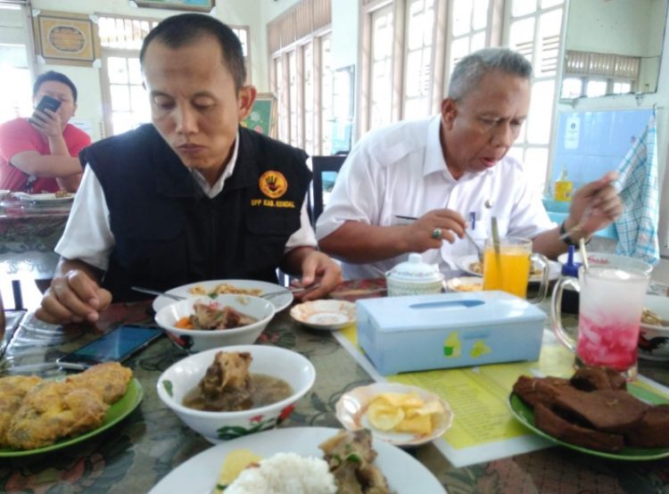 Tina Rumah Makan Akmal Basinda, 1. Ken Dedes Resto Pemancingan, 2. Aldila Resto, 3. Rumah Makan & Pancingan Kampoeng Rasa, 4. Tina Rumah Makan, 5. Warung Makan Bu. Puji, 6. Ayam Sako, 7. Rumah Makan Sari Nikmat, 8. RM Bu Sabar, 9. Omah Gedhi Steak & Penyet, 10. Sate Balibu Kendal, 11. Warung Makan Farchat, 12. Warung Makan Lamongan H. Cak Anwar, 13. RM BU Hj. SUBAGIYO, 14. Pondok SEMILIR Baru Special Ayam Goreng Kremes, 15. Warung Makan Prasmanan, 16. RM Salsabil, 17. Waroeng Pangestu, 18. Bu Lumintu Resto, 19. RM Ayam Goreng Bu Fatimah Sambel Kronyos, 20. Ayam Bakar Kopyor & seafood, 21. Gurami Bakar Pak Roni, 22. Lembah Lamerding, 23. Rumah Makan 99 Boja, 24. RM Tiga Putri, 25. TJOKRO EXPRESS, 26. Rumah Makan Budidaya, 27. Nasi Goreng Batas Kota Mak Sam, 28. Mak Nyuuuss Pondok Makan Tradisional, 29. Rumah Makan Kurnia Jawa Timur, 30. Rumah Makan Sari Rasa Weleri Kendal, 31. Warung Lesehan Sekopek Asri