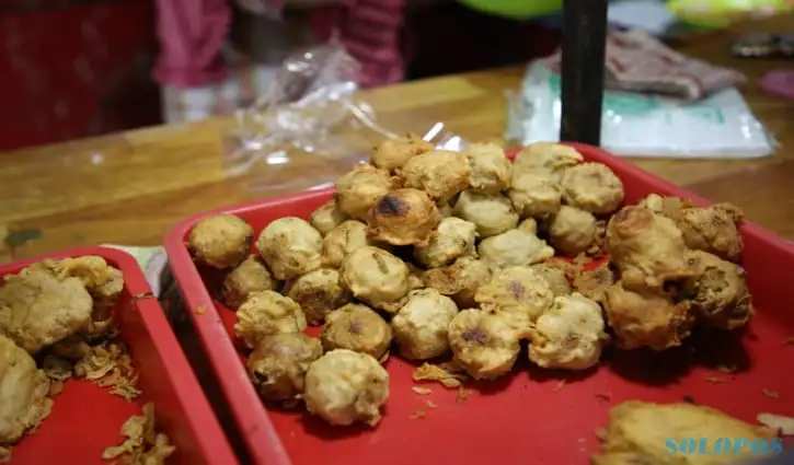 Tomplo via Solopos, 1. Getuk Goreng Sokaraja, 2. Jenang Jaket, 3. Nopia, 4. Klanting atau Lanting Bumbu, 5. Soto Sokaraja, 6. Keripik Tempe Banyumas, 7. Kraca, 8. Cimplung, 9. Tomplo atau Templek, 10. Gesret, 11. Kluban, 12. Jalabiya, 13. Intil, 14. Tegean, 15. Mendoan, 16. Cenil, 17. Combro, 18. Kampel, 19. Tempe Bongkrek Goreng, 20. Lupis, 21. Dage, 22. Ciwel, 23. Lembutan, 24. Badeg, 25. Gembus, 26. Buntil, 27. Kerupuk Ampas Tahu, 28. Es Cao, 29. Penjorangan, 30. Es Duren, 31. Keong Kuah Pedas, 32. Dawet Ayu, 33. Tahu Gecot, 34. Kenyol, 35. Kepok Ketan, 36. Kaos Asli Banyumas
