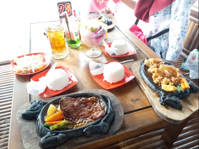 Treend Steak Kudus Kang Ivan, 1. Soto Kudus Bu Jatmi, 2. Ramboo Chicken, 3. Super Penyet, 4. Waroeng Cafe 27, 5. Obonk Steak & Ribs, 6. Ikki Resto, 7. Soto Kudus Pak Haji Sulichan, 8. Ulam Sari Resto & Pemancingan, 9. Mie Bandung & Es Teler, 10. RM Lombok Idjo, 11. Nasi Opor Sunggingan, 12. Treend Steak Kudus, 13. Sate Kerbau 57, 14. Warung Nasi Uduk Pak Dar, 15. Golden Resto, 16. Warung Makan Sofis Prasmanan, 17. Greens Bakery & Bistro, 18. RM Kenari, 19. TKP Cafe and Resto, 20. Mak Hol Resto (Non Halal), 12. Warung Kudusan, 13. RM Sedap – Spesial Ayam Bakar, 14. Warung Penyet Lesehan “Mbak Lies”, 15. Garuda Restaurant, 16. Ikan Bakar Pak Untung dan Penyetan, 17. Lentog Tanjung Kudus, 28. Soto Kudus Ramidjan, 30. Warung Makan Dunak Iwak Pitik, 31. Sate Kebo Menara