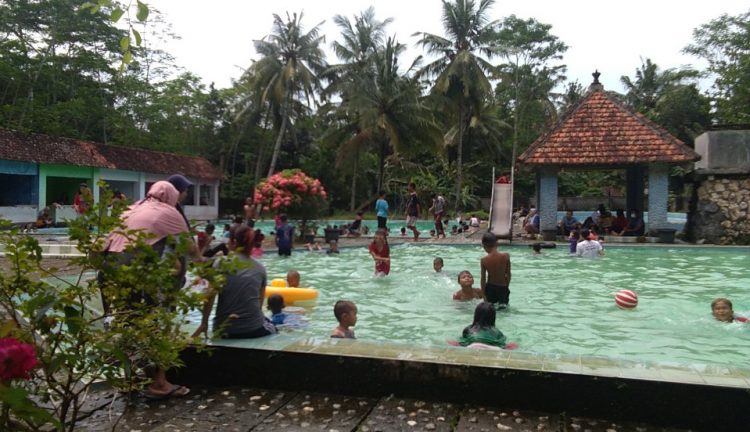 Twa Mento Swimming Pool Sugeng Paryanto, 1. Water Park Gading Splash Water / Gading Paradise, 2. Kolam Renang Cempaka Biru, 3. Kolam Renang Alang, 4. Kolam Renang Stadion Candradimuka Gosi (Gold Stadium Internasional), 5. Songging Waterpark (Candi Tirta Pelangi), 6. Kolam Renang Puring, 7. Kolam Renang Anjani, 8. Kolam Renang Tirto Wening, 9. Kolam Renang Tirta Manggala Gombong (Tutup), 10. Bintang Sport Center [BSC] Gombong, 11. Twa Mento Swimming Pool, 12. Wisata Alam Kolam Renang Bukit Dakon, 13. Alami Buayan, 14. Swimming Pool Panjatan, 15. Queen Waterpark, 16. Wisata Air PAP Krakal, 17. Kolam Renang Play Pool, 18. Langen Ujung, 19. Taman Banyu Langit, 20. Fiafipools, 21. Kolam Renang Luangkandang Waterbyurrr, 22. Kolam Renang Pak Gendut, 23. Kolam renang tirto adem