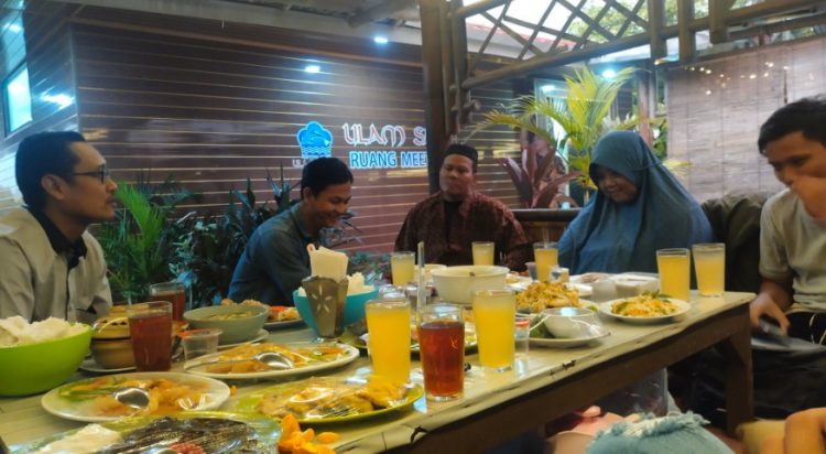 Ulam Sari Resto &amp; Pemancingan faukhil choi, 1. Momong Resto, 2. Angkringan Mukti Kebumen, 3. Malmilk, 4. Malindo Corner, 5. Amor Cafe Resto, 6. Baen Cafe, 7. Beranda Eatery, 8. Jack’s Cafe, 9. Omah Susu Cafe, 10. Juice Ku 2 Kebumen, 11. Wise, 12. Coffe Ngapak, 13. Gemintang Cafe n Resto, 14. Kopi Nostalgia Coffee &amp; Resto, 15. Seafood Bu Nanang, 16. Kantin Candisari, 17. Teratai Blambangan Atmosphere, 18. Waroeng Djoglo Dalem Kidul (Tutup), 19. Ulam Sari, 20. Satu Cangkir Coffee Bistro, 21. temanhati coffee, 22. Kedai Kopi Mexolie, 23. Ahola Tropical Drink (Tutup), 24. HANA CAFE Korean Food, BBQ &amp; Grill, 25. Martabak Jet (Tutup), 26. Samra Pawon, 27. Waroenk Ramen Panjer Kebumen, 28. Lesehan Warung Bamboe Kebumen, 29. Oxzy (Tutup), 30. Warung Kendil (Tutup), 31. Resto Lesehan GENDUT TAMAN