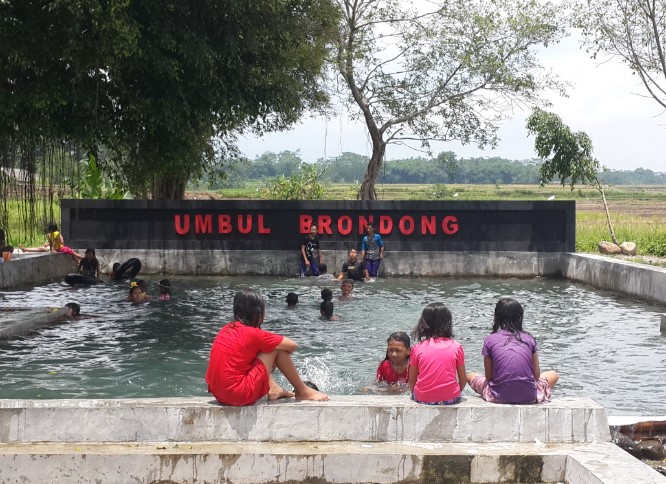 Umbul Geneng reinaldo zannuri, 1. Kolam Renang TIRTA YUDHA BHAKTI, 2. Kolam Renang Tirta Harapan, 3. Kolam renang Prilon Park, 4. Swimming Pool Tirta Indah, 5. Swimming Pool Tirta Blue, 6. Kolam Renang Tirta Jaya Mawung, 7. BULU TIRTA, 8. Kedungan Waterpark, 9. Umbul Geneng, 10. Umbul Asri, 11. Pluneng Water Park, 12. KOLAM RENANG SUMBER PITOE #7, 13. Jamal Koi Swimming Pool, 14. Kolam Renang Yudistira, 15. Wisata Air Umbul Ponggok, 16. Umbul Kemanten, 17. Kolam Renang Tirta Adi, 18. Moon water klaten