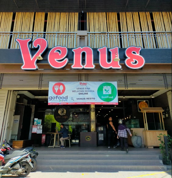 Venus Cafe via Google Maps Reza Berliana, 1. Inaka Coffee Cafe, 2. Neka Kopi, 3. Venus Cafe, 4. 372 Kopi Kolmas, 5. Kafe Kupu-kupu, 6. Disini Cafe, 7. Rumah Pinus Coffee &amp; Resto, 8. Sinopsis Space, 9. BADAMI CAFE, 10. Greeone Cafe &amp; Course, 11. Cenghar Kopi , 12. Cimohai Cafe, 13. Kafe Cabin Truck, 14. Eatboss Cimahi (Tutup), 15. Kopi Ngopi, 16. COMMONPLACE, 17. Koffie Tjap Slawe (Tutup), 18. Giggle Box Cafe, 19. Kopi Simpang 80 Cafe, 20. Cafe Venus Bandung, 21. Bekha Coffee Cafe, 22. Erflog Cafe &amp; Resto Cimahi, 23. Kopi Paste Cimahi, 24. Hammer Coffee, 25. Jatuhati Coffee, Tea &amp; Eatery, 26. Waktuluang Coffee Cafe, 27. Eltabo Coffee, 28. KopiSoe Cimahi, 29. A Lot Of Coffee, 30. Osiris Coffee Cimahi, 31. Green Leaf Baros (Tutup), 32. NAMA COFFEE, 33. Jika Milkbar, 34. Kaditu Coffee Cafe, 35. The Casturi Cafe, 36. CLOSEFRIEND COFFEE, 38. Cafe Domisol, 39. Kanda Coffee “Cafe and Resto” – Angkringan Bapa Ampi, 40. Cafe Terserah (Tutup), 41. Coffee n’ Friends, 42. Dahari Resto Cafe, 43. Sejoli Coffee &amp; Roastery, 44. Duduk Cerita Coffee, 45. Cafe Garage 81