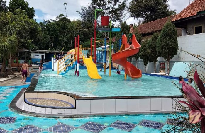 WISATA KOLAM AMANAH FAMILY, 1. Kolam Renang Darajat Pass, 2. Kolam Renang Sabda Alam, 3. Awit Sinar Alam, 4. Kolam Renang Surya Alam, 5. Kolam Renang Purbasari, 6. Kolam Renang Cipanas Sumur Sukasono, 7. Kolam Renang TWA Gunung Papandayan, 8. Kolam Renang Sumber Alam Tasik Madu, 9. Water Boom Bina Garut, 10. Kolam Renang Layung Sari, 11. Kolam Renang Binar Alam Citangtu, 12. Waterboom Tirta Kencana, 13. Kolam Renang Pasir Intan, 15. Kolam Renang Danau Dariza, 16. Sumber Alam Tirtanadi, 17. Kolam Renang di Hotel Augusta, 18. Banyoe Sinergi Mandala, 19. Kolam Renang Lembur Kuring, 20. Kolam Renang Cipanas Indah, 21. Kolam Renang Tirtagangga, 22. WISATA KOLAM AMANAH FAMILY, 23. Matta Waterpark, 24. Mata Air Cigede Cibuyutan, 25. Kolam Renang Cicapar, 26. Kolam Renang Air Panas Banyu Mandala, 27. Kolam Renang Puncak Darajat, 28. Kolam Renang Cahaya Villa, 29. Kolam Renang Antralina Atas