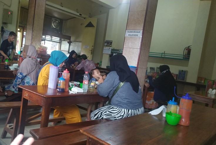 Warung Bakso Mirasa Pak Urip Herry Cahyadhy, 1. Momong Resto, 2. Malindo Corner, 3. Malindo Café & Resto, 4. Samra Pawon, 5. Angkringan Mukti Kebumen, 6. Warung Bakso Mirasa Pak Urip, 7. Warung Makan Sop Mbak Ari, 8. Sate Ambal Pak Tino, 9. Waroenk Ramen Kebumen, 10. Gemintang Cafe n Resto, 11. Rindu Alam Masakan Padang, 12. Madang Resto, 13. Bakso Aan, 14. Ayam Bakar Kraton, 15. Lesehan Warung Bamboe Kebumen, 16. Teratai Blambangan Atmosphere, 17. Resto Lesehan GENDUT TAMAN, 18. Rosya Restaurant, 19. Beranda Eatery, 20. Warung Sate Ayam Ambal Pak Alip, 21. Bebek & Ayam Sari Rasa, 22. Nasi Penggel Pak Darsono Cabang Gunungsari, 23. Rumah Makan Dahayu, 24. Ayam Geprek Masbro Pas Banget, 25. Malindo Seafood, 26. Sambal Gami Resto, 27. Restoran Panca Warna