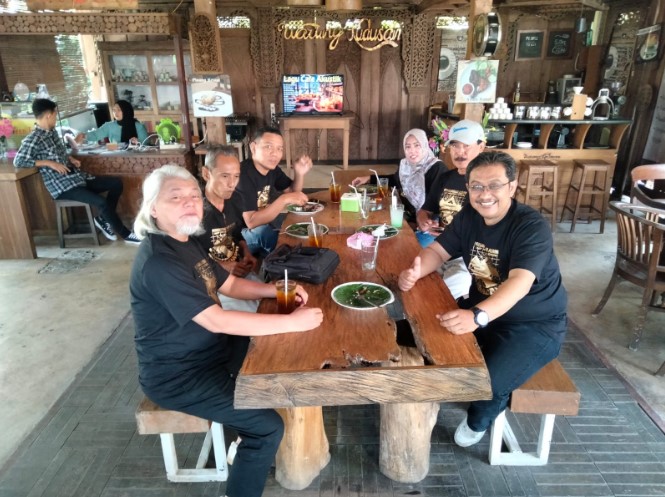 Warung Kudusan Kang Hari, 1. Susu Moeria, 2. PDKT Resto &amp; Cafe, 3. Kopi Cilik, 4. Gravitasi Teras Muria, 5. Kedung Kopi, 6. Waroeng Cafe 27, 7. Gank Coffee &amp; Bistro, 8. Sidji Coffee Getas Pejaten, 9. Six Cents Cafe, 10. Omah Cafe Kudus, 11. Aljava Cafe, 12. Kopi Soe Kudus, 13. Kopi Lain Hati kudus, 14. Wipsy Coffee and Meet, 15. Warunk Upnormal, 16. Träffa Coffee &amp; Eatery, 17. TKP Cafe and Resto, 18. Greens Bakery &amp; Bistro, 19. Warunge Pakdhe, 20. Home Cafe &amp; Resto, 21. Waroeng “Kidoel Soechan”, 22. Seperdua Kopi Kudus, 23. The Cekli Town Est 2010, 24. Kopi Kretek – Jowo Met Londo, 25. Jenderal Coffee &amp; Tea, 26. Balena Resto &amp; Cafe, 27. Kazuki, 28. Rabbit Gelato, 29. Serua Coffee &amp; Creative Space, 30. SLEEK.CO Coffee Corner, 31. Human Coffee, 32. Kangen Ngopi, 33. Merpati Coffee, 34. Warung Kudusan, 35. No.8 Coffee After Kudus, 36. D’khatt Cafe &amp; Eatery, 37. Kampoeng Kopi, 38. Fresto Cafe, 39. Ritme Coffee and Lounge, 40. Holymoon Social Space, 41. City Walk Cafe, 42. Chocobean Kudus, 43. No 8 Coffee, 44. Warung Susucow (Tutup), 45. Cafe De Ija (Tutup), 46. Haru Cafe Kudus (Tutup)