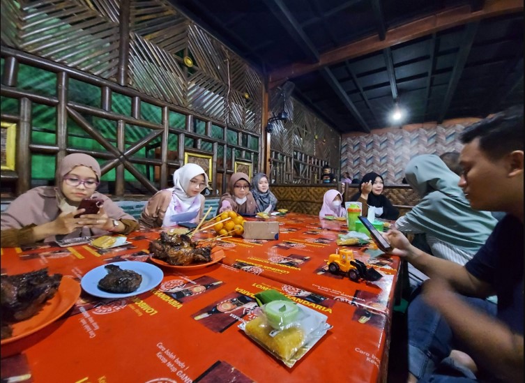 Warung Lesehan Mbak Dwi Surya Oktriawan, 1. SFA Steak &amp; Resto Karanganyar, 2. Telaga Rindu Resto Karanganyar, 3. Hick Gaul Pak Mul, 4. Warung Lesehan Mbak Dwi, 5. Soto Karang (Kuliner Khas Karanganyar), 6. Rumah Makan Bu Medi, 7. RM Pondok Sulawesi, 8. GREEN RESTO, 9. Waroeng Spesial Sambal SS Karanganyar, 10. Omah Sendang IBC, 11. Warung Idjo Karanganyar, 12. Solo Steak Karanganyar ” 3 “, 13. Rumah Makan Dayak, 14. Ayam Panggang Dian Rahma Karanganyar, 15. Waroeng Makan Idjo 2, 16. ABG Bumes Karanganyar, 17. RM. TIMLO BU AGUNG KARANGANYAR, 18. RM Bambu Sumilir, 19. Bakso Bonjot Mas Larso, 20. de Goedang Resto &amp; Coffee, 21. Gerdu Resto Steak, 22. Sate Kambing Sumber “Pak Mul” Palur Karanganyar, 23. Ayam Ayam Resto, 24. Sego Iwak – Prasmanan (Pok We), 25. Sate Kambing Pak Pur, 26. Bakso Alex, 27. Rumah Makan Ayam Bakar Mbak PIPI, 28. Ayam Goreng Kampung Mbah Karto Tembel 3