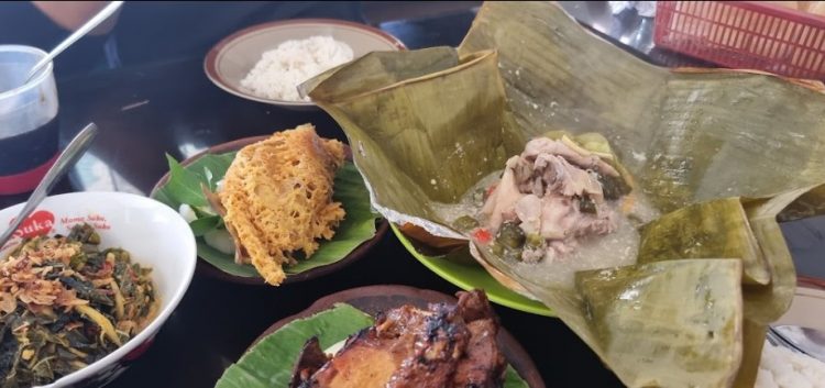 Warung Makan Bu Hj. Salamah Mohammad Caesario, 1. RM Bu Sum Klaten, 2. Papringan Resto &amp; Cafe, 3. Warung Makan Bu Hj. Salamah, 4. Warung Makan kuliner Klaten Mbah Darmo, 5. KAMPUNG KULINER KLATEN, 6. Soto Segeer Mbok Giyem, 7. New Merapi Resto, 8. RM Joglo, 9. Kakung Sableng, 10. Warung Nasi Tumpang Lethok Mbak Riyanti, 11. Waroeng SS Klaten, 12. Omah Wedang Rajaku (Empon-empon), 13. Bebek Goreng Pak Tohir, 14. Ayam Bakar P. Widodo, 15. Star Steak Bramen Klaten, 16. Pawon Simbok Klaten, 17. RM Bu Mayar Cawas Bypass Klaten, 18. Rumah Makan Padang Murah, 19. Omah Eyang Resto, 20. Warung Soto Mbah Darmo, 21. Restoran Sawah Simbah, 22. Dapoer Simbah Pandawa, 23. RM &amp; Pemancingan Ilham 02, 24. Ayam Panggang Ny. Anggriani, 25. Wedang Kopi Prambanan, 26. Omah Ndeso, 27. Banyoe Oeriep Resto, 28. Ayam Penyet Suroboyo, 29. Warung Makan Miroso