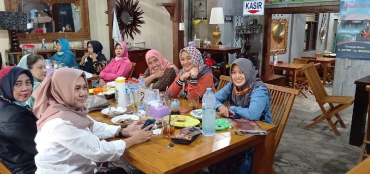 Warung Makan Joglo Omah Sambel, 1. Rengkot Buyut Restoran (Steak & Traditional Food), 2. SCJ Sentra Kuliner Jepara, 3. Yam Yam Resto, 4. Maribu Resto, 5. Cipto Roso Restaurant, 6. RM Sari Rasa, 7. Gubug Dhahar Mbak Wien, 8. Djago Reborn, 9. Rumah Makan H. Ismun 6 (Potroyudan), 10. MBS Bistro Cafe, 11. Ikan Bakar Bu Sri, 12. RM Pondok Bambu Samadyo, 13. Ayam Goreng Kremes Pak Pono, 14. BEDJO Welcome Home, 15. PM RESTO AND CAFE, 16. Gudeg Suyek, 17. Warung Makan Khas Karimun, 18. Warung Makan Sate Kerbau Bp. Haji Darno, 19. Warung Makan Sri Jenggot, 20. RM Perahu, 21. Lumintu Resto Jepara, 22. Ikan Bakar Bu Gipah, 23. Depot 57 Bu Puji, 24. Diana’s Bay Restaurant, 25. Mie Bandung Matahari, 26. RM Pondok Rasa, 27. Warung Makan Joglo Omah Sambel, 28. La Marina Family Resto