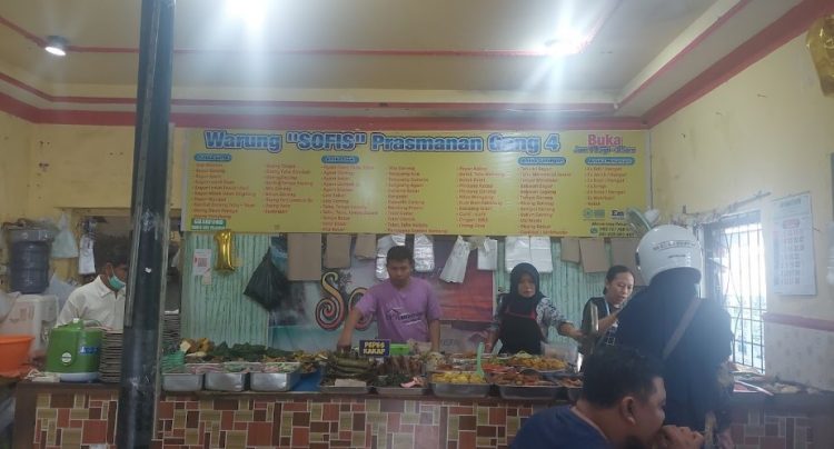 Warung Makan Sofis Prasmanan wahyu noto wibowo, 1. Soto Kudus Bu Jatmi, 2. Ramboo Chicken, 3. Super Penyet, 4. Waroeng Cafe 27, 5. Obonk Steak & Ribs, 6. Ikki Resto, 7. Soto Kudus Pak Haji Sulichan, 8. Ulam Sari Resto & Pemancingan, 9. Mie Bandung & Es Teler, 10. RM Lombok Idjo, 11. Nasi Opor Sunggingan, 12. Treend Steak Kudus, 13. Sate Kerbau 57, 14. Warung Nasi Uduk Pak Dar, 15. Golden Resto, 16. Warung Makan Sofis Prasmanan, 17. Greens Bakery & Bistro, 18. RM Kenari, 19. TKP Cafe and Resto, 20. Mak Hol Resto (Non Halal), 12. Warung Kudusan, 13. RM Sedap – Spesial Ayam Bakar, 14. Warung Penyet Lesehan “Mbak Lies”, 15. Garuda Restaurant, 16. Ikan Bakar Pak Untung dan Penyetan, 17. Lentog Tanjung Kudus, 28. Soto Kudus Ramidjan, 30. Warung Makan Dunak Iwak Pitik, 31. Sate Kebo Menara