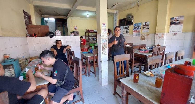 Warung Makan Sri Jenggot Dimas Zhafran, 1. Rengkot Buyut Restoran (Steak & Traditional Food), 2. SCJ Sentra Kuliner Jepara, 3. Yam Yam Resto, 4. Maribu Resto, 5. Cipto Roso Restaurant, 6. RM Sari Rasa, 7. Gubug Dhahar Mbak Wien, 8. Djago Reborn, 9. Rumah Makan H. Ismun 6 (Potroyudan), 10. MBS Bistro Cafe, 11. Ikan Bakar Bu Sri, 12. RM Pondok Bambu Samadyo, 13. Ayam Goreng Kremes Pak Pono, 14. BEDJO Welcome Home, 15. PM RESTO AND CAFE, 16. Gudeg Suyek, 17. Warung Makan Khas Karimun, 18. Warung Makan Sate Kerbau Bp. Haji Darno, 19. Warung Makan Sri Jenggot, 20. RM Perahu, 21. Lumintu Resto Jepara, 22. Ikan Bakar Bu Gipah, 23. Depot 57 Bu Puji, 24. Diana’s Bay Restaurant, 25. Mie Bandung Matahari, 26. RM Pondok Rasa, 27. Warung Makan Joglo Omah Sambel, 28. La Marina Family Resto